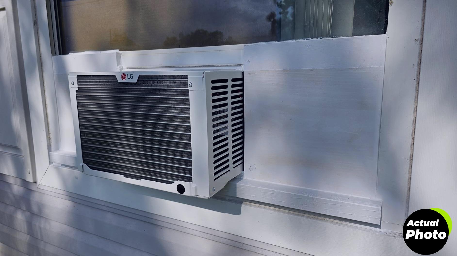 lg-5000-btu-compact-air-conditioner-lw5025r-foto-1